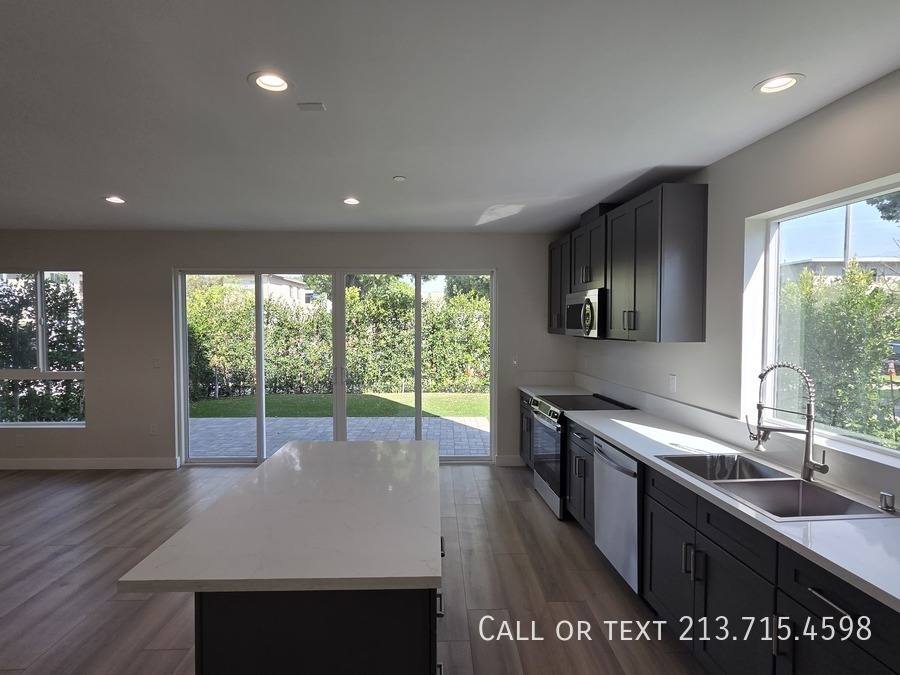 Townhouse for rent at 5700 Clemson St #2, Los Angeles, CA 90016