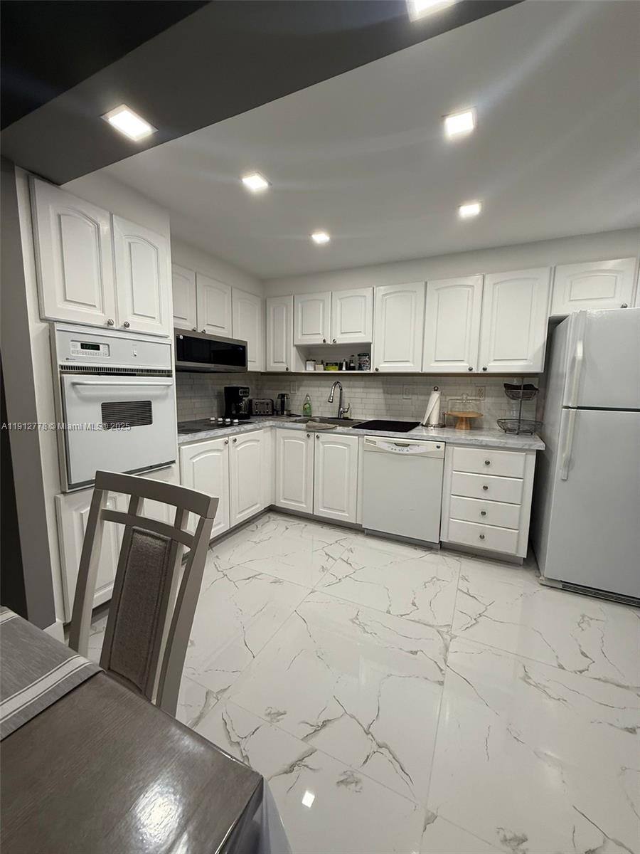 Apartment for rent at 19380 Collins Ave #1209, North Miami Beach, FL 33160