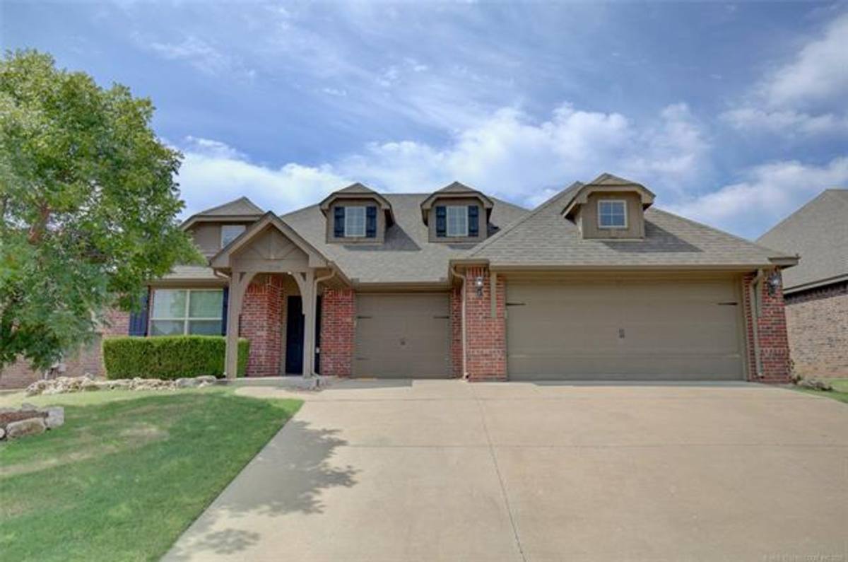 House for rent at 13334 S 21st St, Bixby, OK 74008
