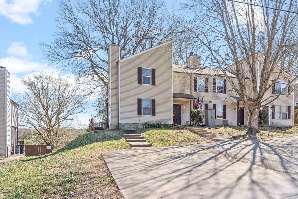 Apartment for rent at 923 Kingsbury Dr, Clarksville, TN 37040