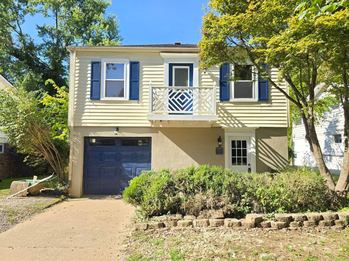 House for rent at 922 Blankenbaker Lane, Louisville, KY 40207