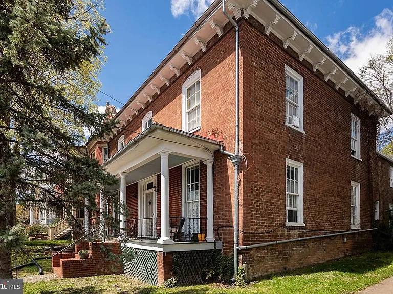 Apartment for rent at 229 Kalorama St #RM 8, Staunton, VA 24401