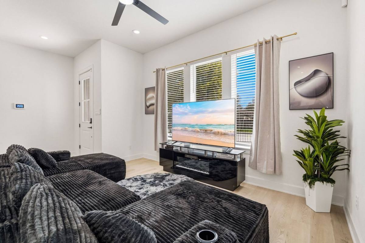 Apartment for rent at 6528 Weston St #A, Houston, TX 77021