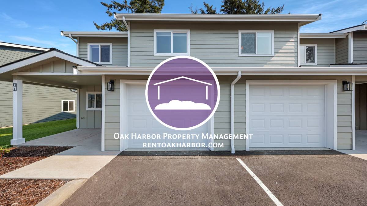 Townhouse for rent at 120 NE 10th Ave, Oak Harbor, WA 98277