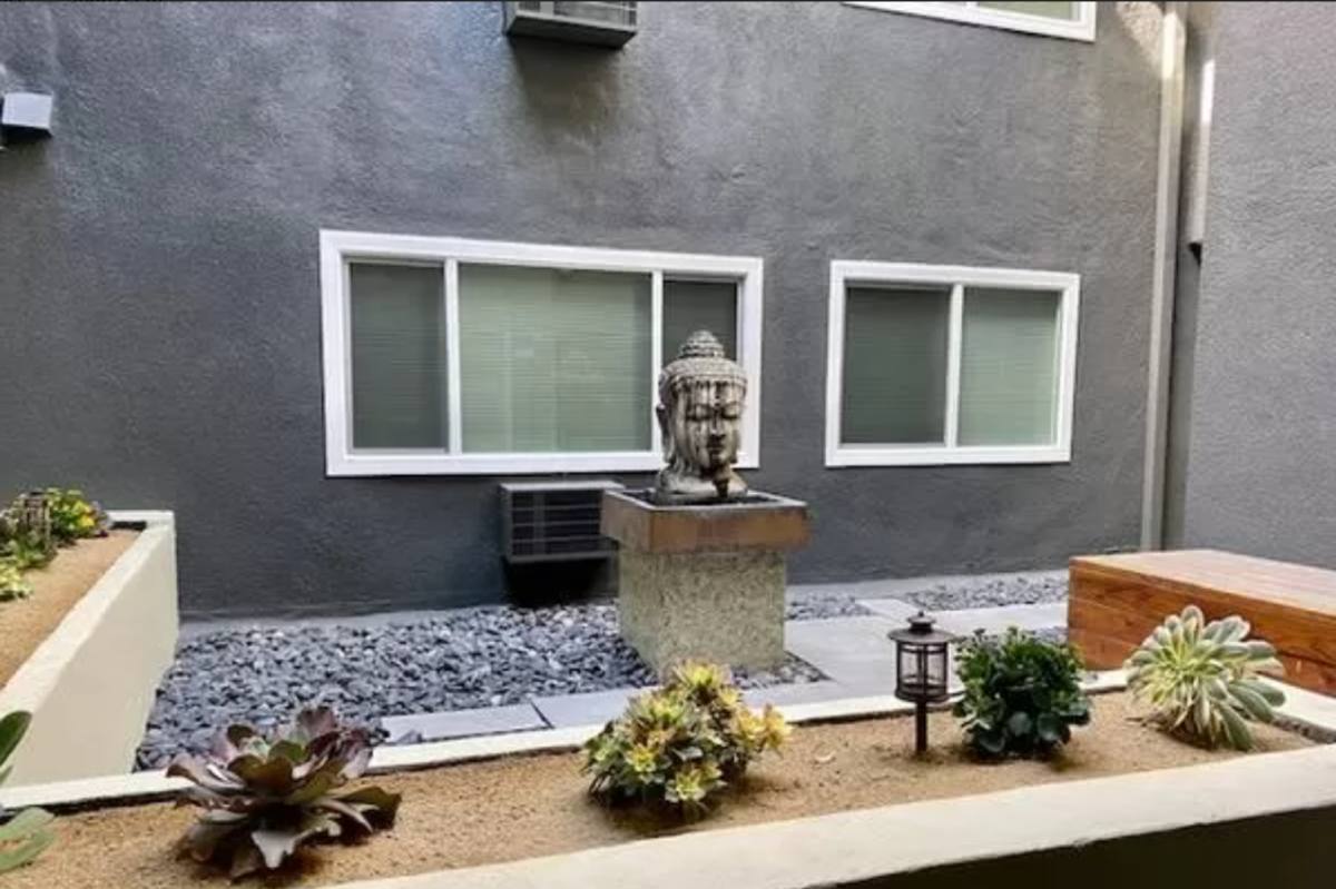 Apartment for rent at 855 S Harvard Blvd, Los Angeles, CA 90005