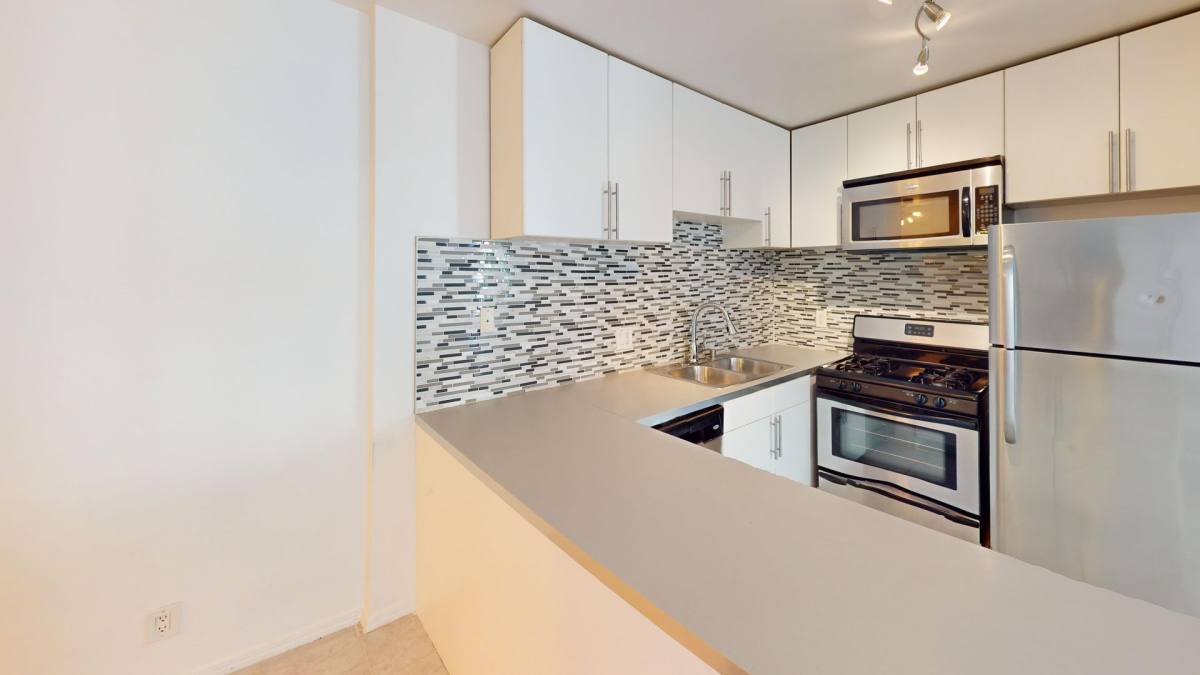 Apartment for rent at 855 S Harvard Blvd, Los Angeles, CA 90005