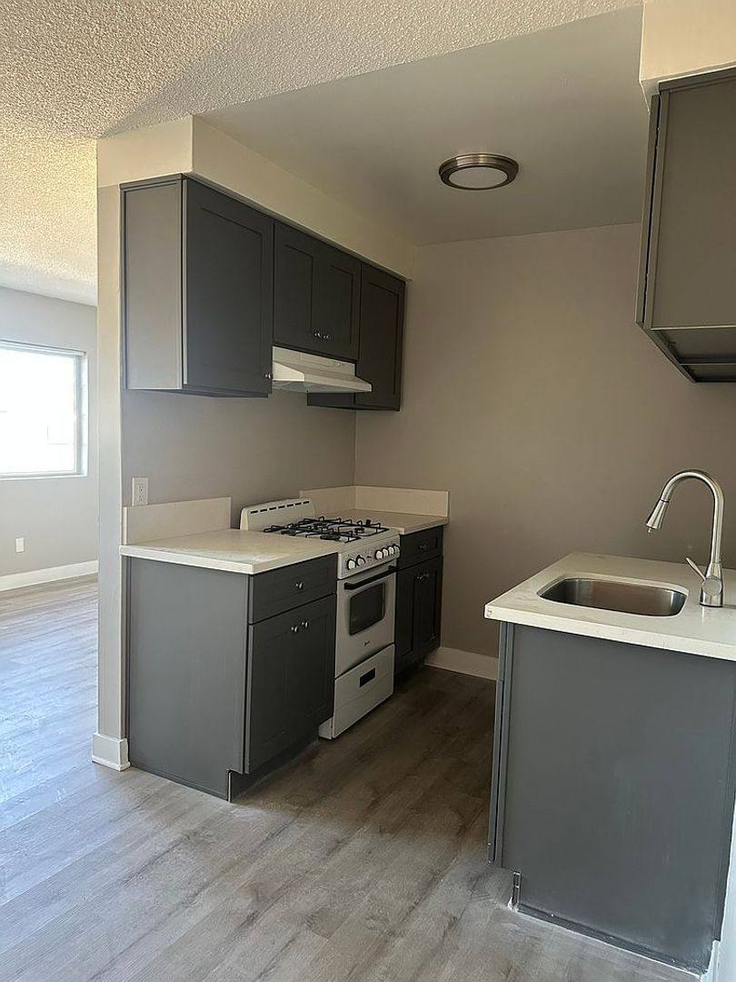 Apartment for rent at 12700 Oxford Ave, Hawthorne, CA 90250