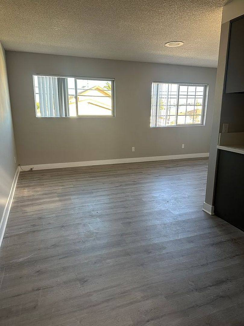 Apartment for rent at 12700 Oxford Ave, Hawthorne, CA 90250