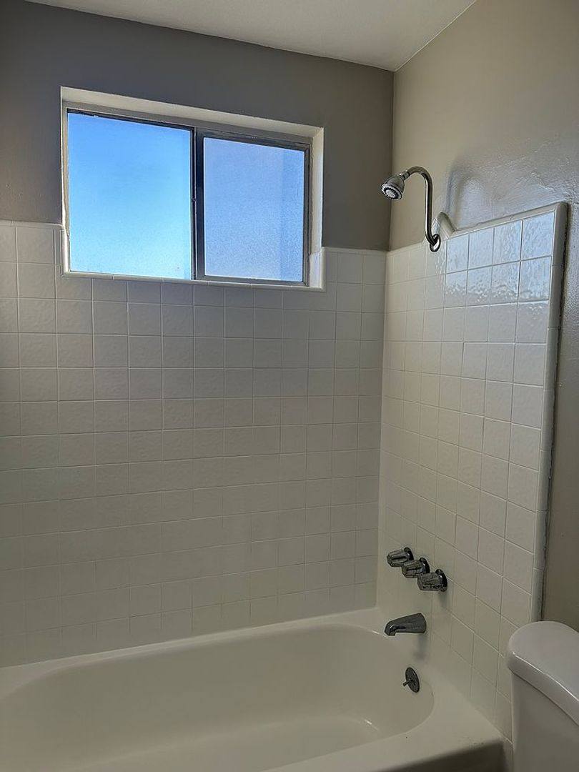 Apartment for rent at 12700 Oxford Ave, Hawthorne, CA 90250