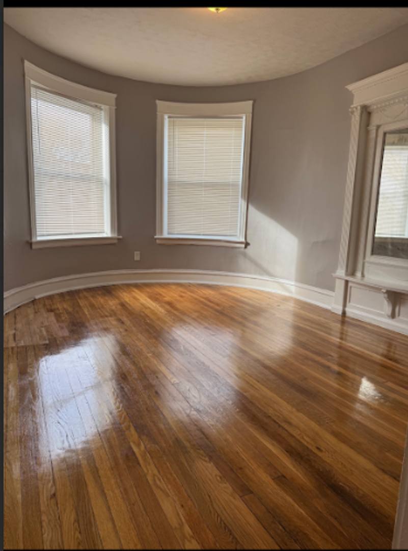 Apartment for rent at 6039 S Prairie Ave, Chicago, IL 60637