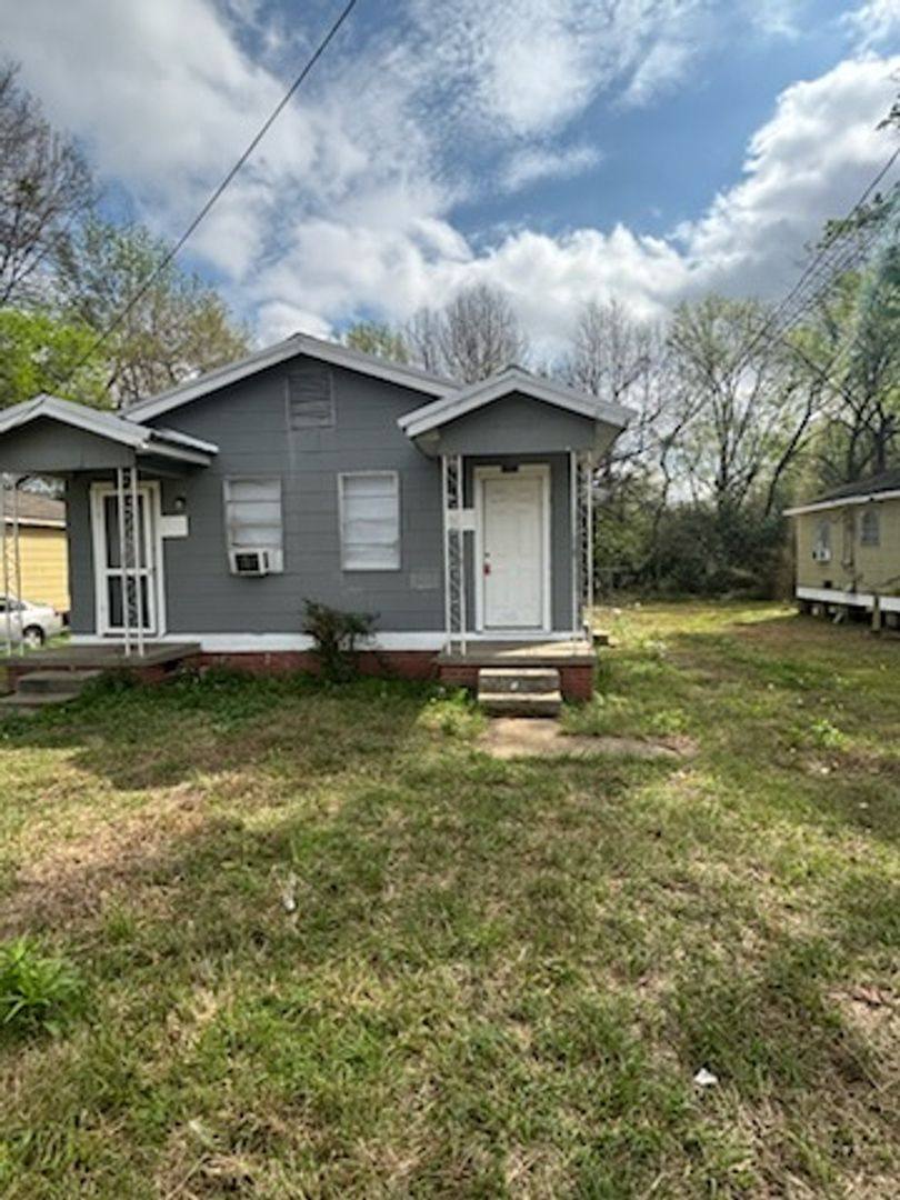 House for rent at 2016 Woodlawn St, Jackson, MS 39203