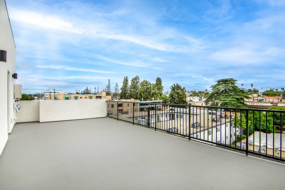 Apartment for rent at 14333 Sylvan St, Van Nuys, CA 91401