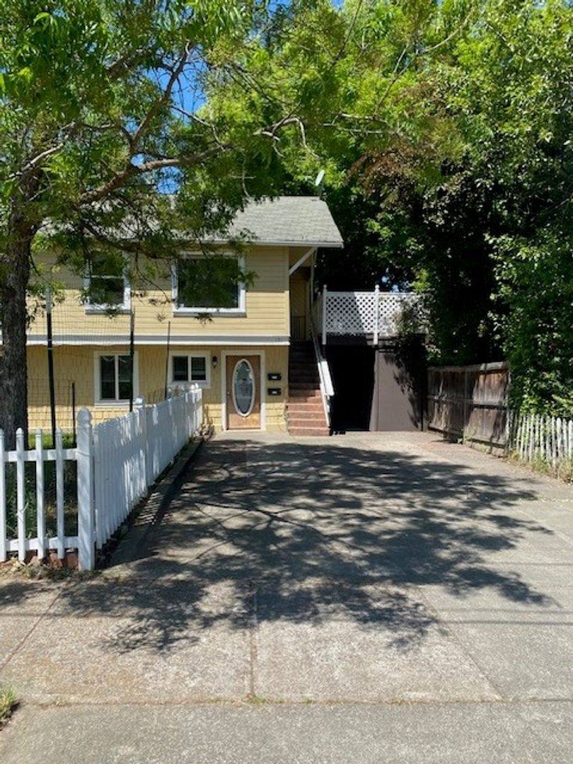 Townhouse for rent at 171 Alida St, Ashland, OR 97520