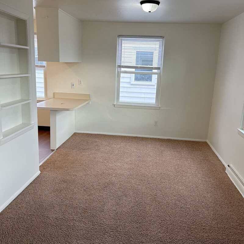 Apartment for rent at 1095 Gillingham Rd, Neenah, WI 54956