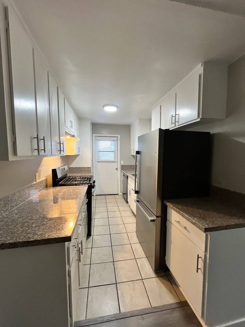 Apartment for rent at 1060 Grand Ave, Long Beach, CA 90804