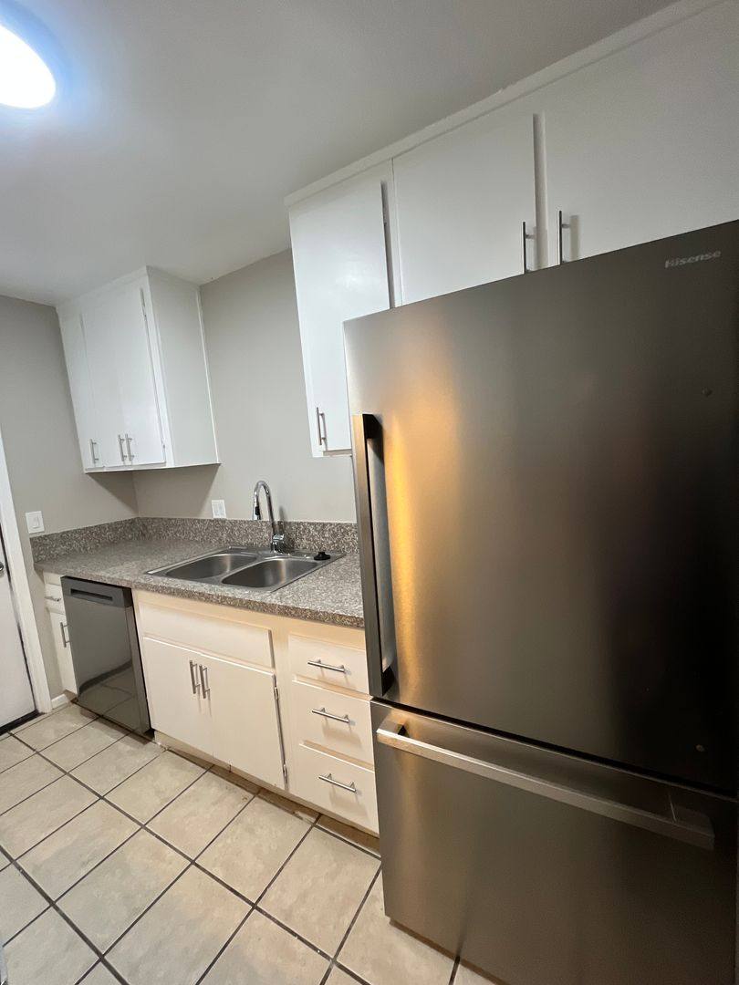 Apartment for rent at 1060 Grand Ave, Long Beach, CA 90804