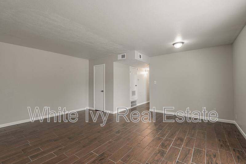 Apartment for rent at 818 University #2, Huntsville, TX 77340
