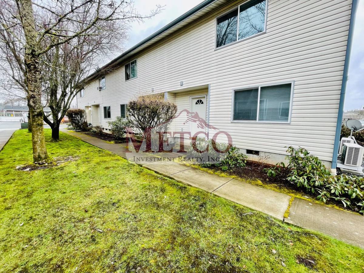 Townhouse for rent at 1123 25 27 29 E Chamberlain, Cottage Grove, OR 97424