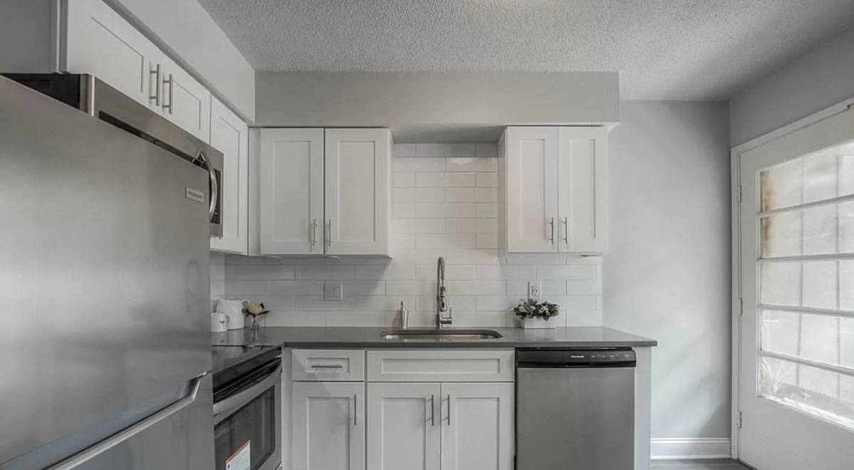 Apartment for rent at 423-427 Maple Blvd, Kansas City, MO 64124