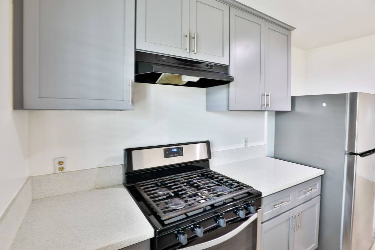 Apartment for rent at 1881 Jefferson Blvd, Los Angeles, CA 90018