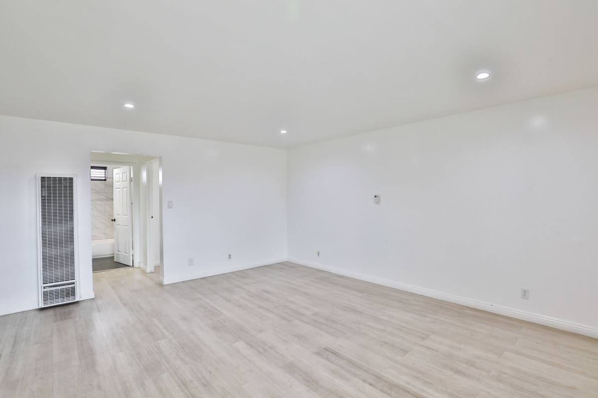 Apartment for rent at 1881 Jefferson Blvd, Los Angeles, CA 90018