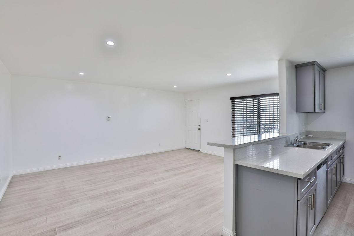 Apartment for rent at 1881 Jefferson Blvd, Los Angeles, CA 90018