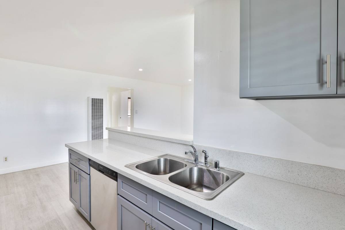 Apartment for rent at 1881 Jefferson Blvd, Los Angeles, CA 90018