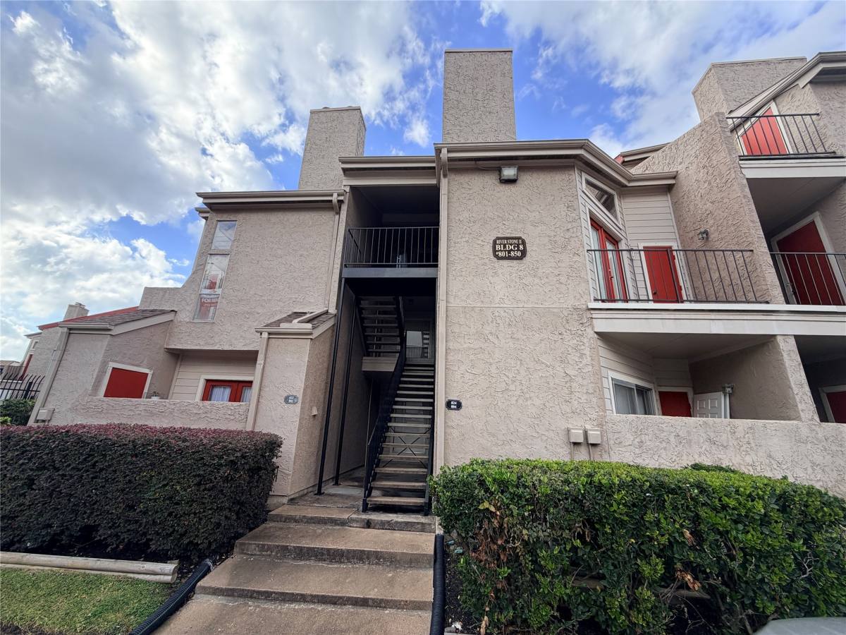 Condo for rent at 10855 Meadowglen Lane #622, Houston, TX 77042