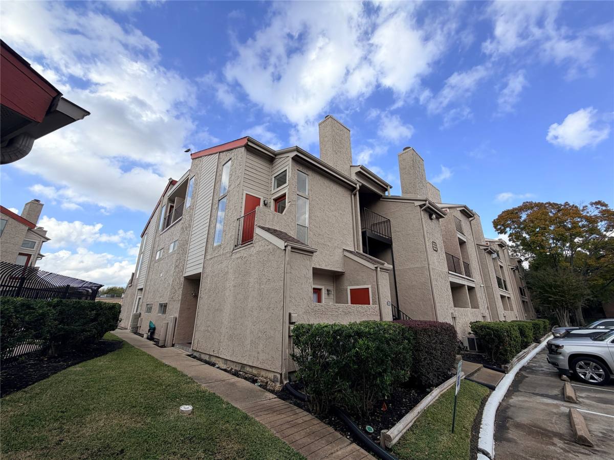 Condo for rent at 10855 Meadowglen Lane #622, Houston, TX 77042