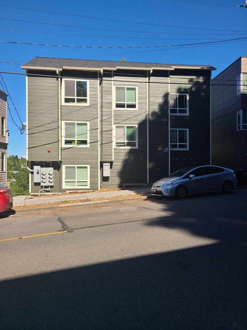 Townhouse for rent at 4732 22nd Ave NE, Seattle, WA 98105
