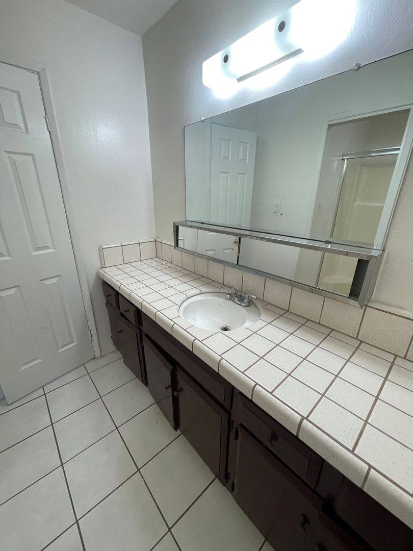 Apartment for rent at 2820 N Halfmoon Dr, Bakersfield, CA 93309