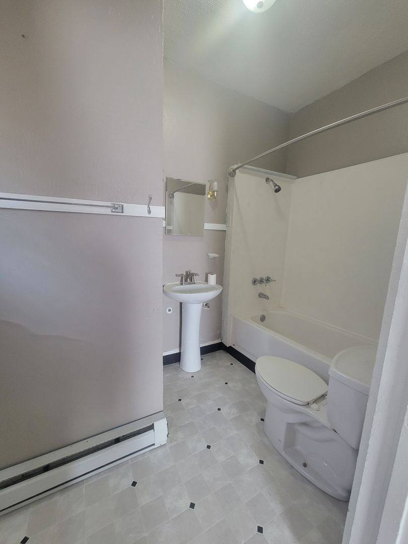 Apartment for rent at 924 W 5th St, Anderson, IN 46016