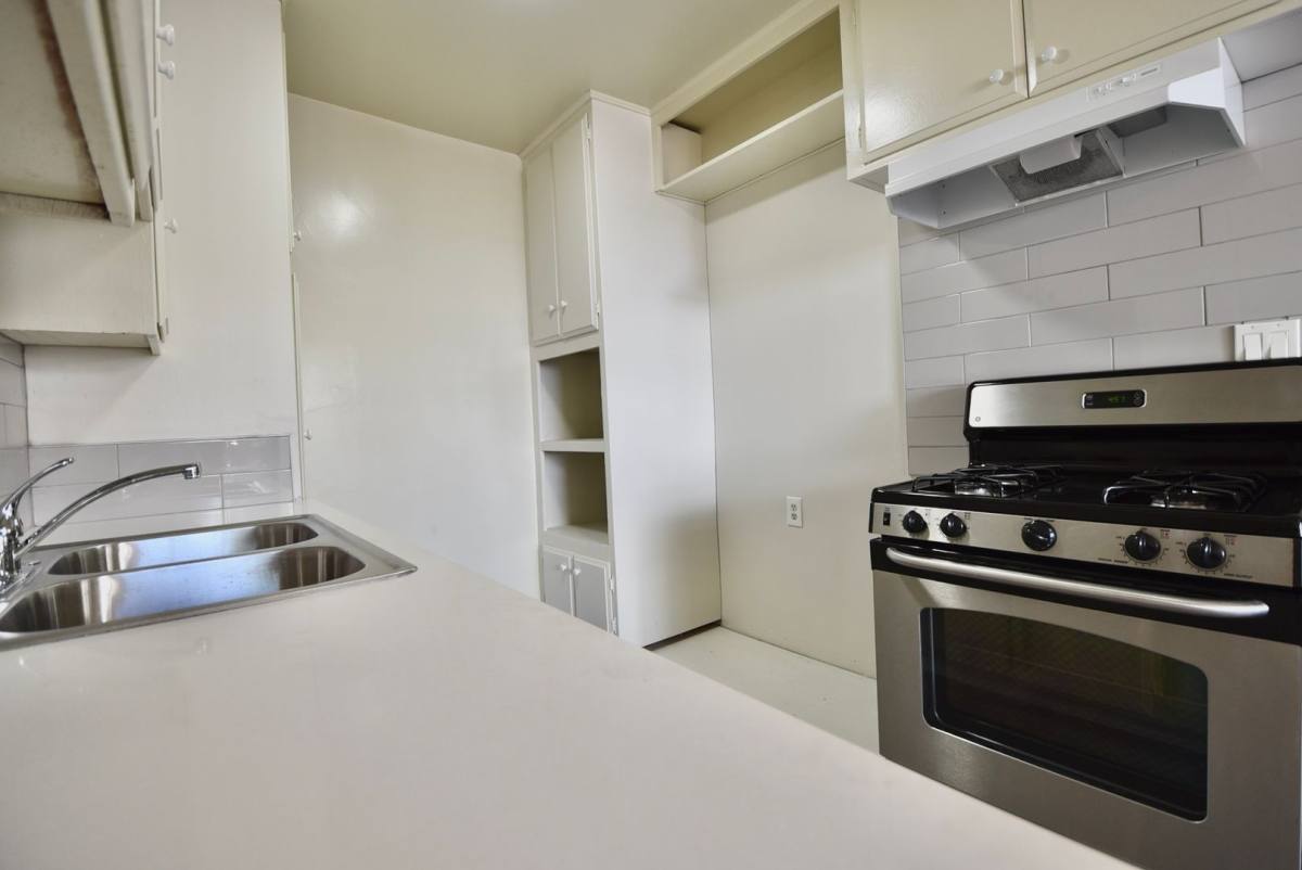 Apartment for rent at 11255 Camarillo St, North Hollywood, CA 91602