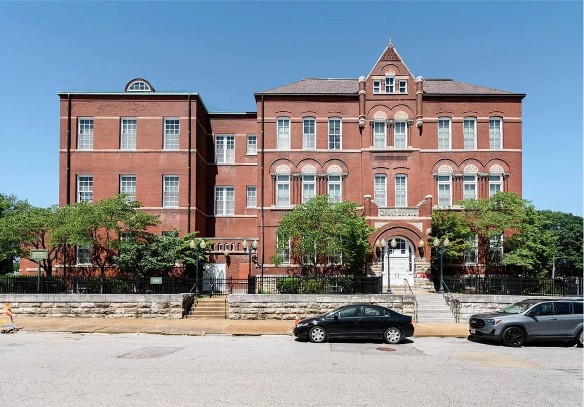 Apartment for rent at 3009 Pennsylvania Ave, Saint Louis, MO 63118