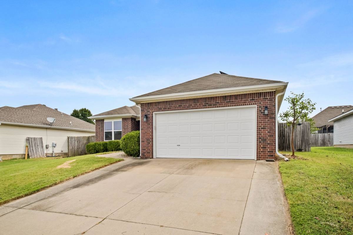 House for rent at 705 SW Crystal St, Bentonville, AR 72712