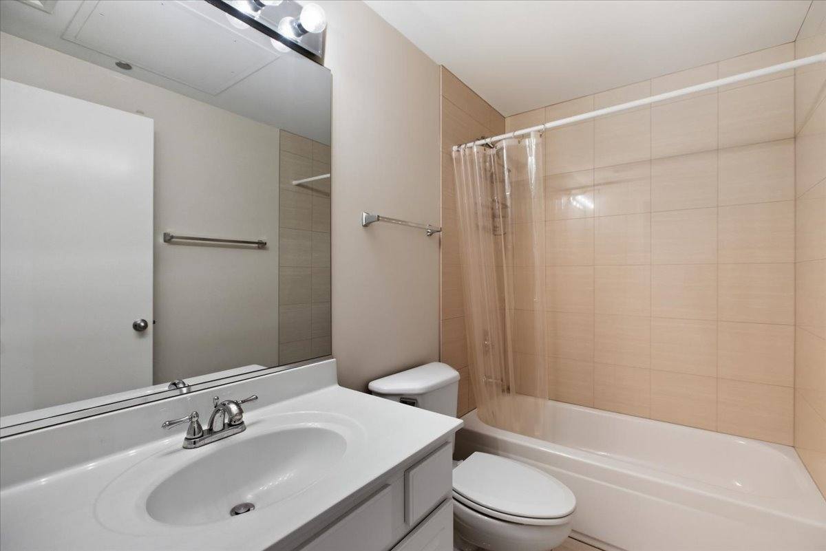 Apartment for rent at 208 W Washington St #1010, Chicago, IL 60606