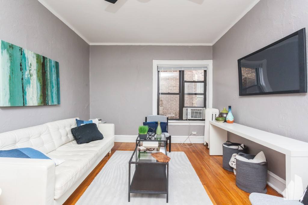 Apartment for rent at 637 W Cornelia Ave #2W, Chicago, IL 60657