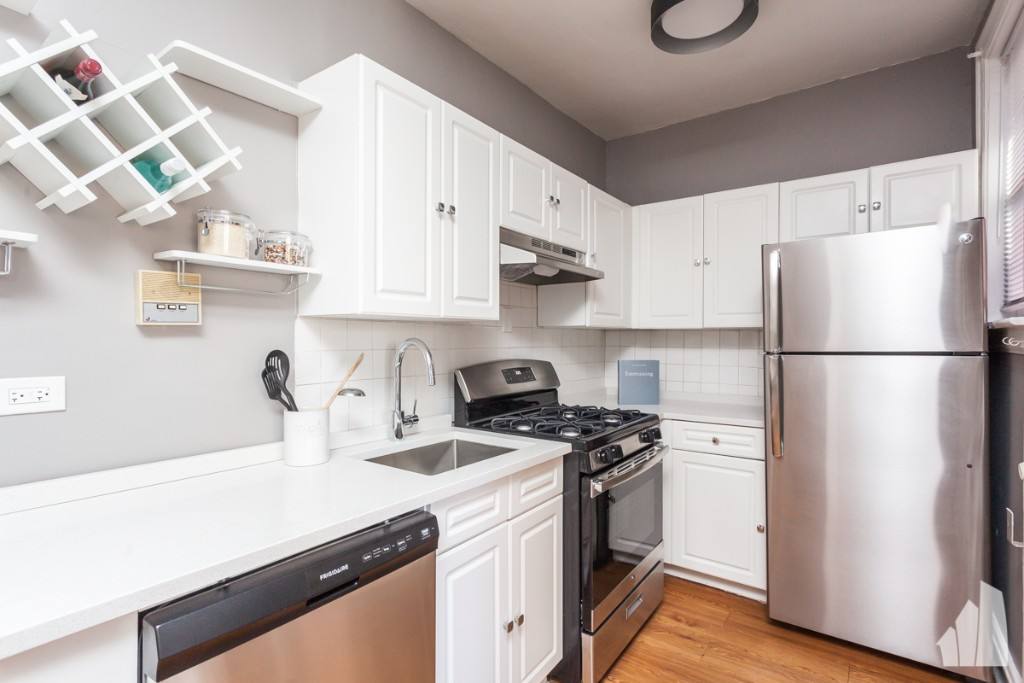Apartment for rent at 637 W Cornelia Ave #2W, Chicago, IL 60657