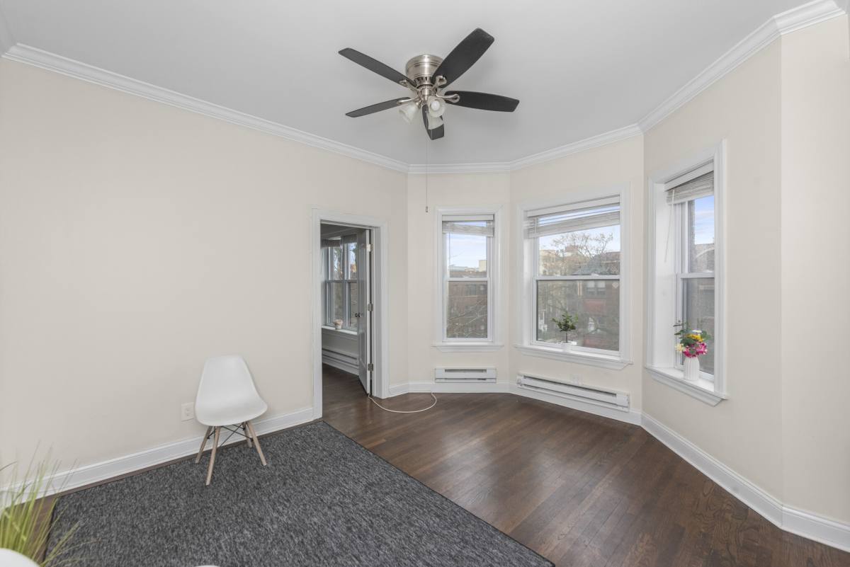 Apartment for rent at 923 W Waveland Ave #3B, Chicago, IL 60613