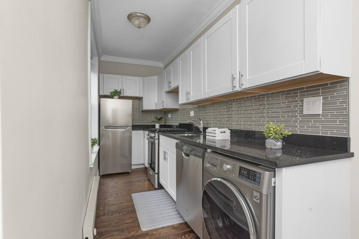 Apartment for rent at 923 W Waveland Ave #3B, Chicago, IL 60613