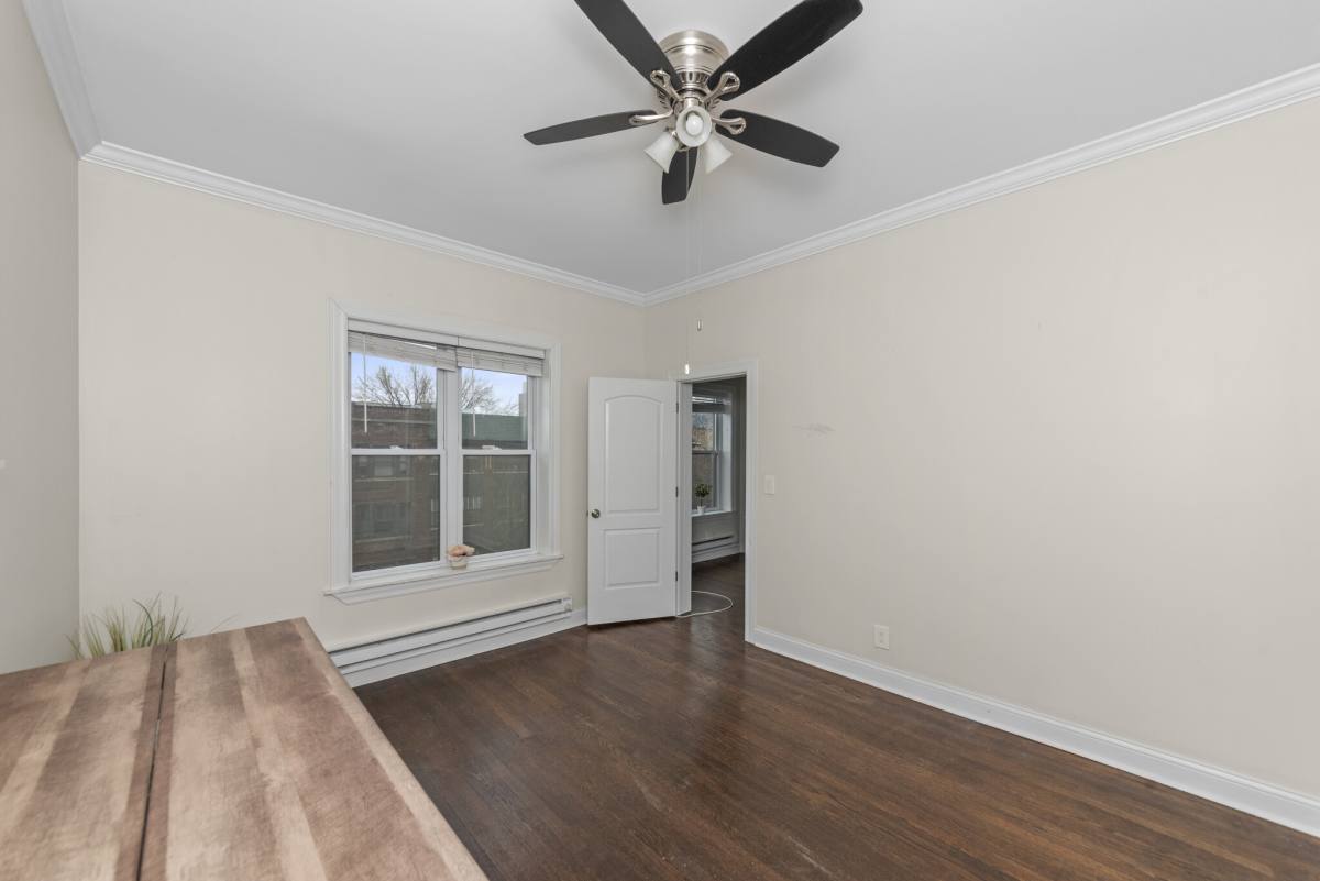 Apartment for rent at 923 W Waveland Ave #3B, Chicago, IL 60613