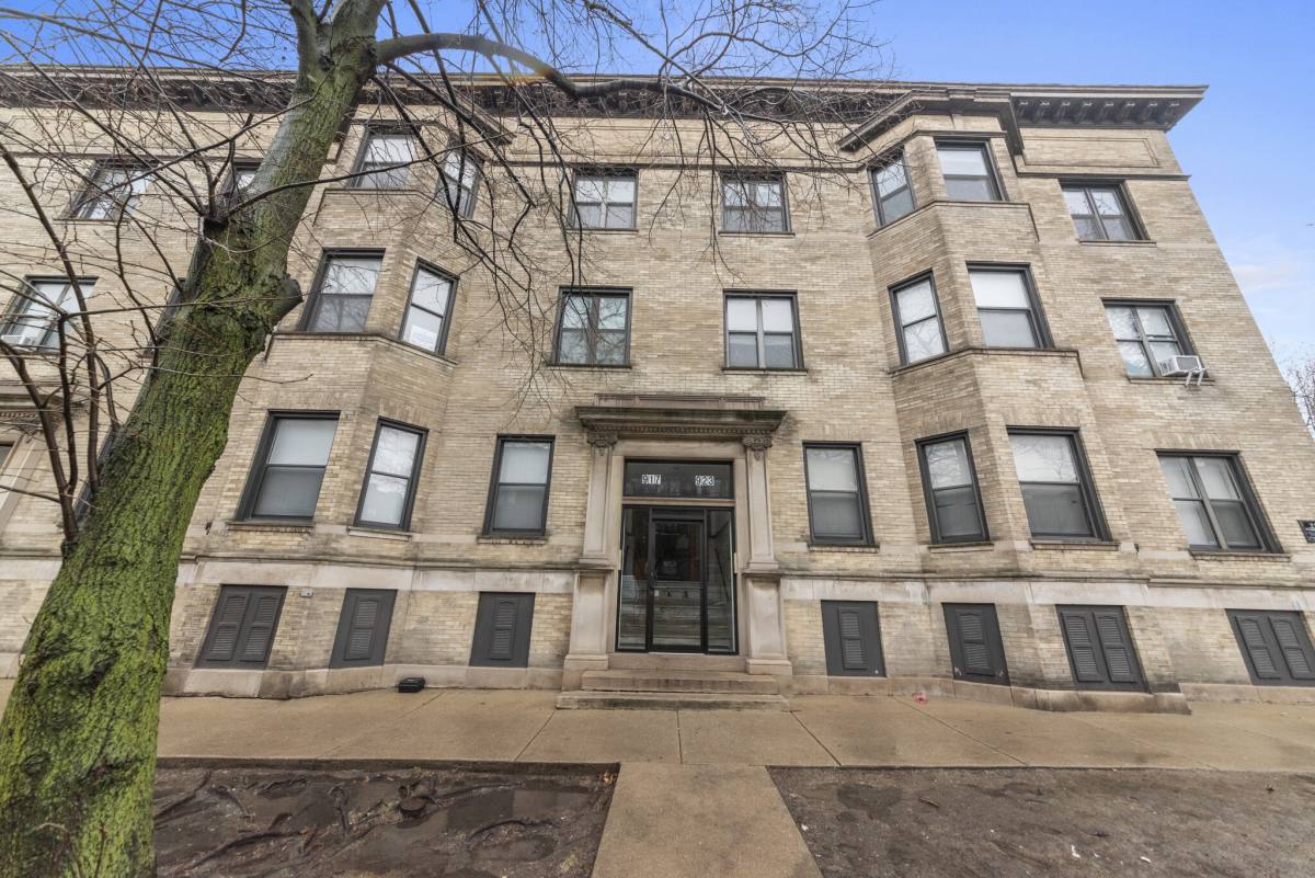 Apartment for rent at 923 W Waveland Ave #3B, Chicago, IL 60613