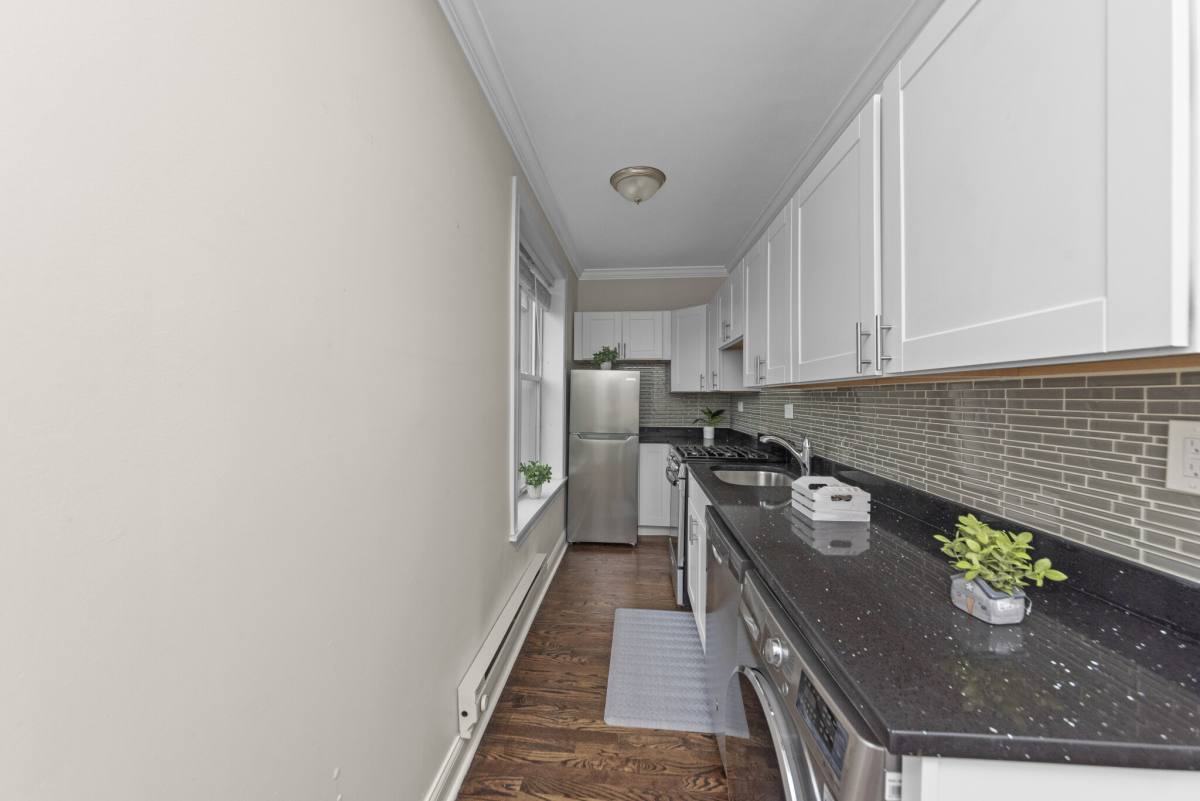 Apartment for rent at 923 W Waveland Ave #3B, Chicago, IL 60613