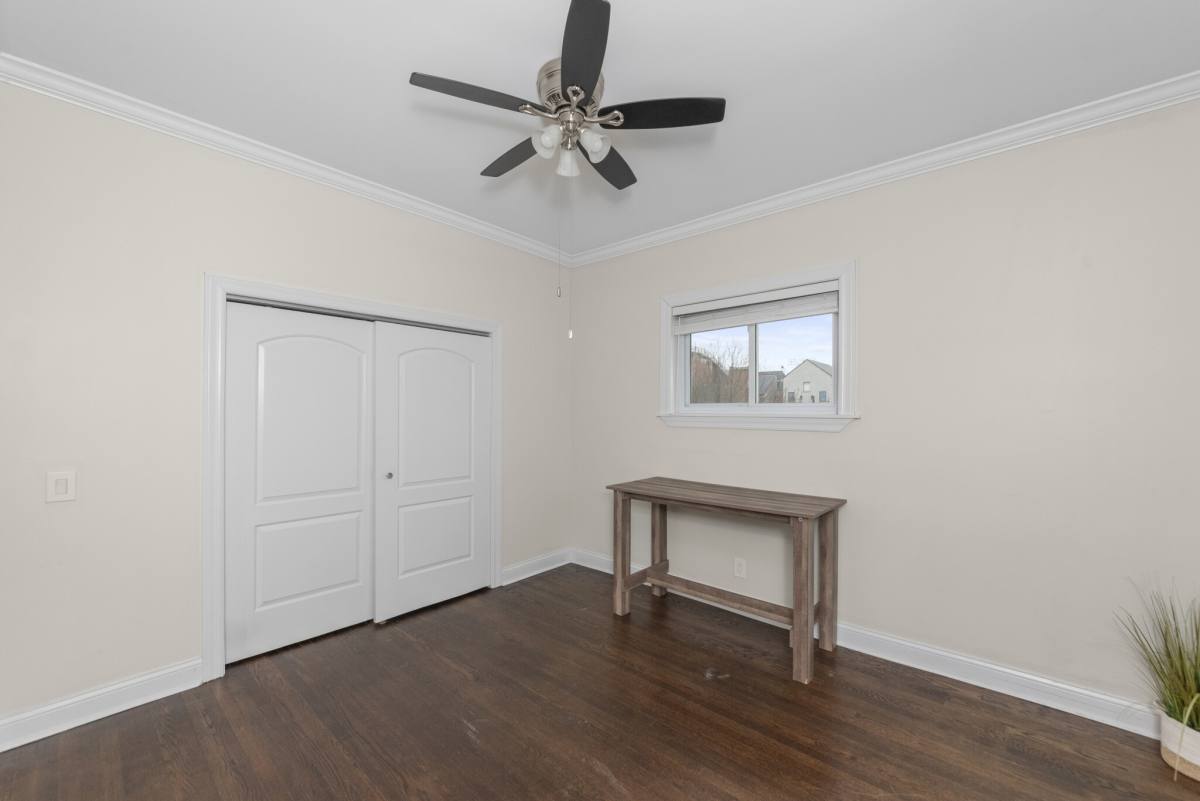 Apartment for rent at 923 W Waveland Ave #3B, Chicago, IL 60613
