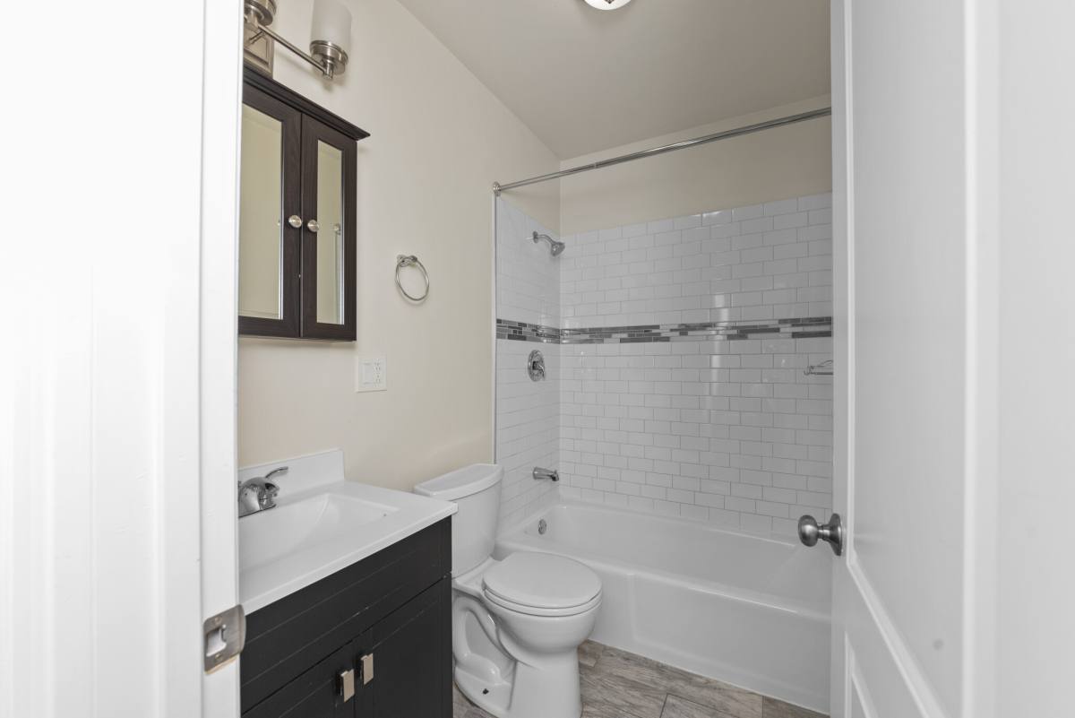 Apartment for rent at 923 W Waveland Ave #3B, Chicago, IL 60613