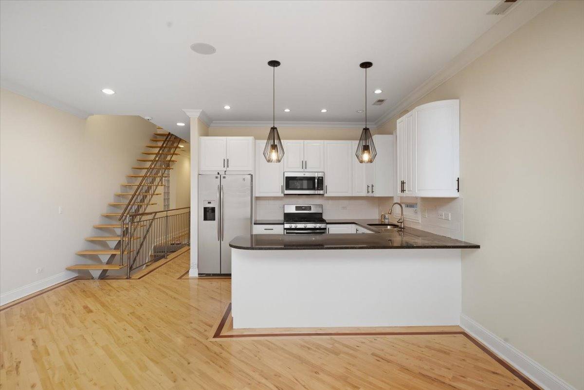 Apartment for rent at 1523 W Huron St #3, Chicago, IL 60642