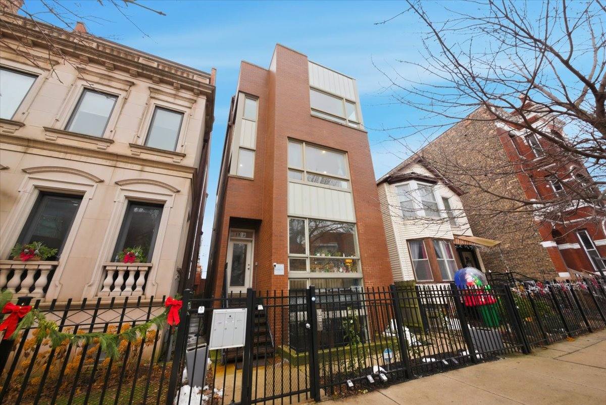 Apartment for rent at 1523 W Huron St #3, Chicago, IL 60642