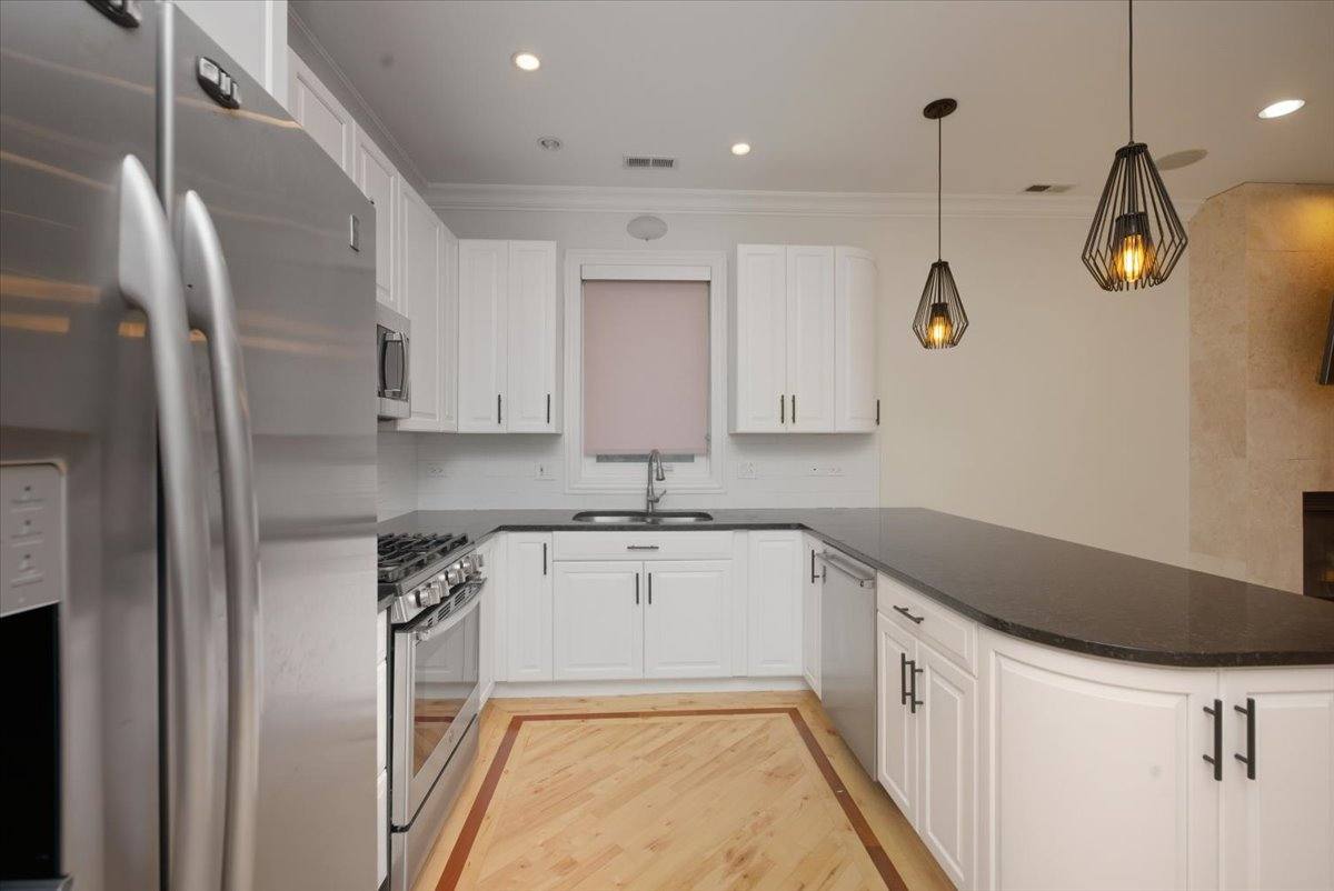 Apartment for rent at 1523 W Huron St #3, Chicago, IL 60642
