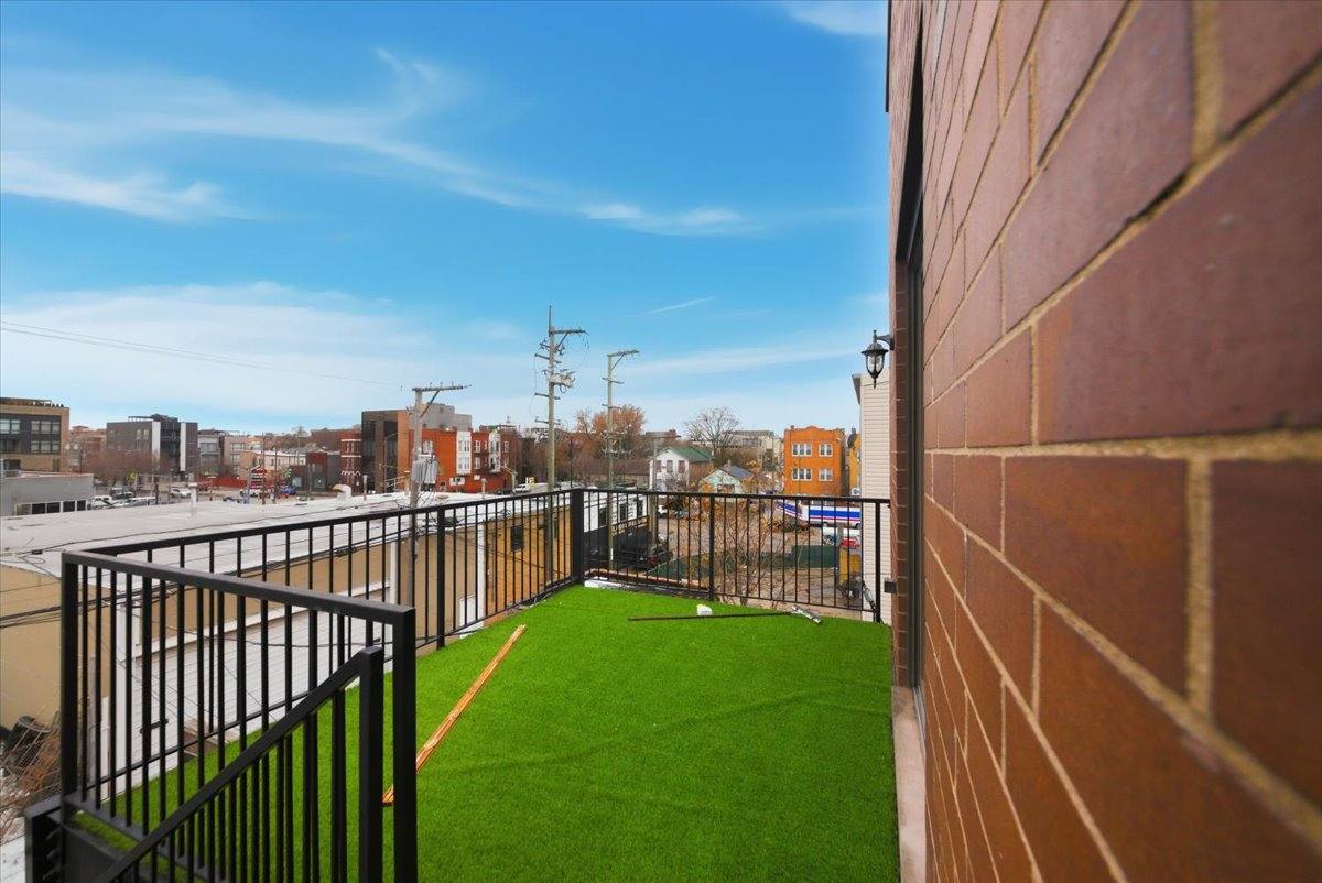 Apartment for rent at 1523 W Huron St #3, Chicago, IL 60642