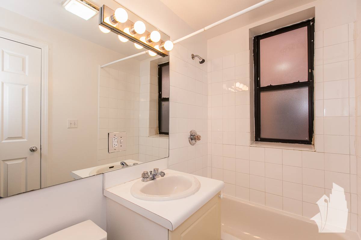 Apartment for rent at 917 W Dakin St #305, Chicago, IL 60613